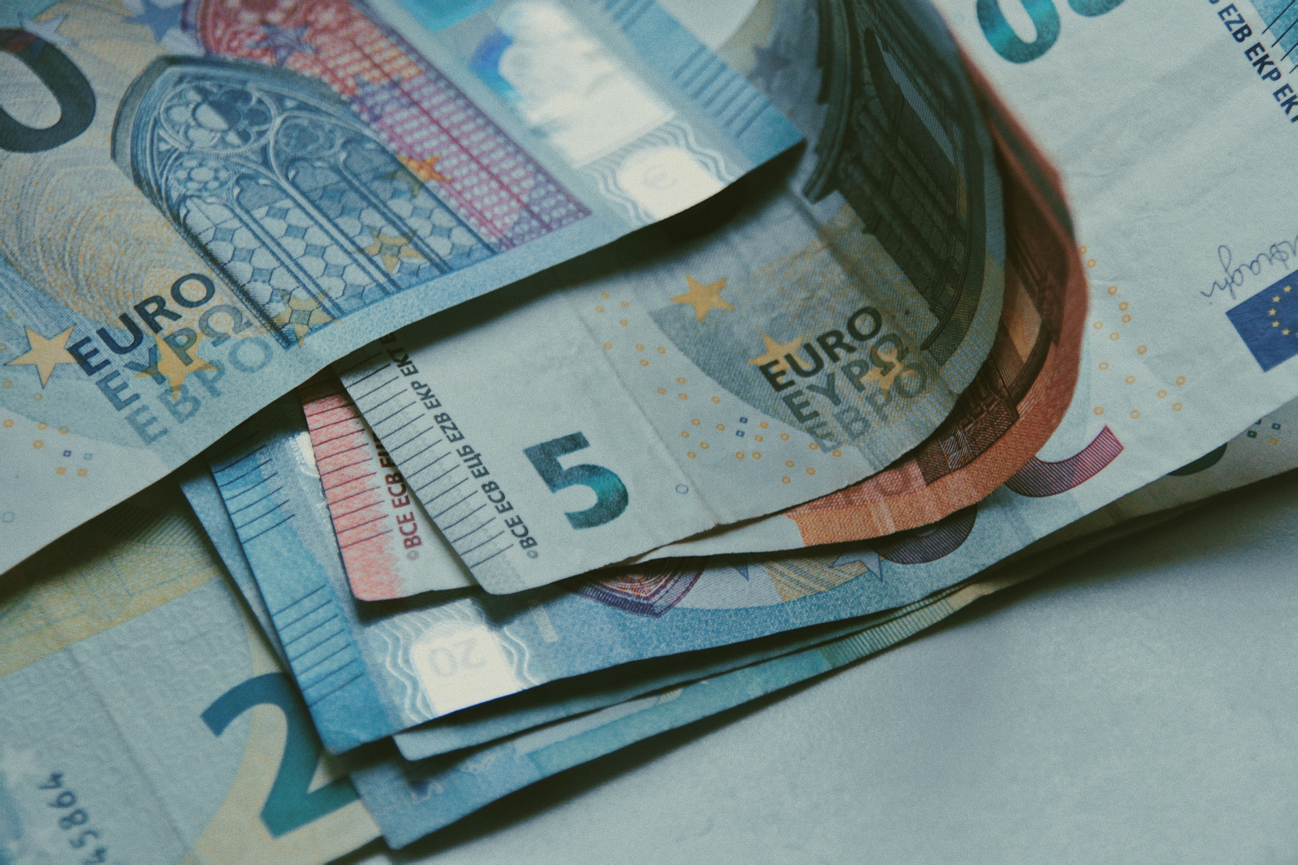 Yunanistan’da Euro Bazlı Yatırım Yapmanın Avantajları 3 pexels cartist 6317649 scaled